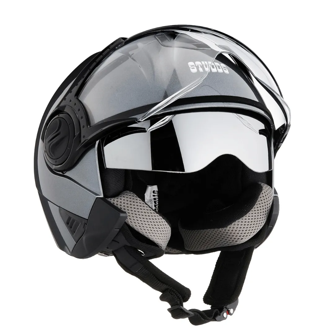 Casque moto ouvert avec écran transparent offrant confort et protection maximale