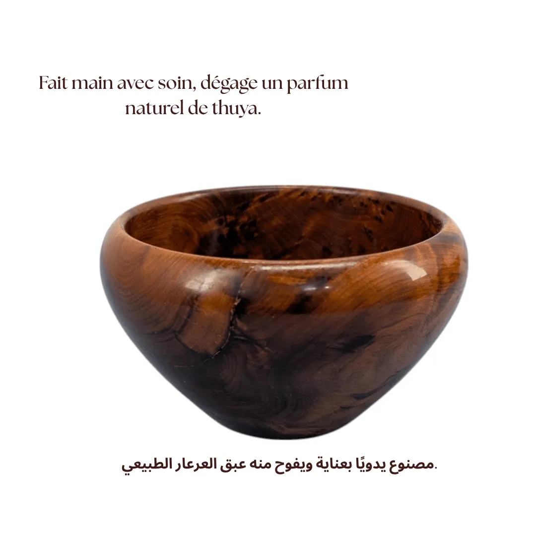 Bol creux artisanal fabriqué à la main avec soin.
