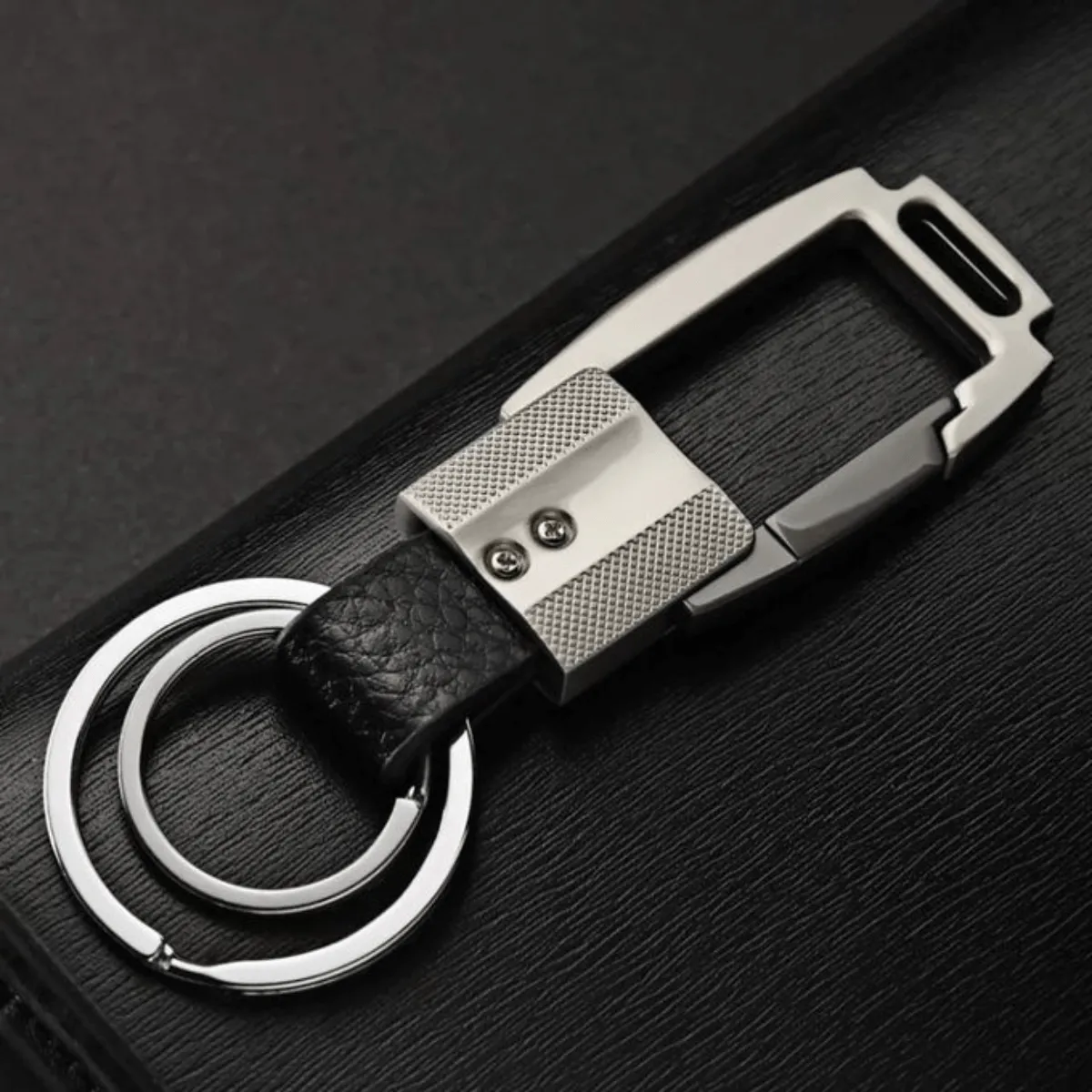 Porte-clés moderne avec attache en métal et lanière en cuir