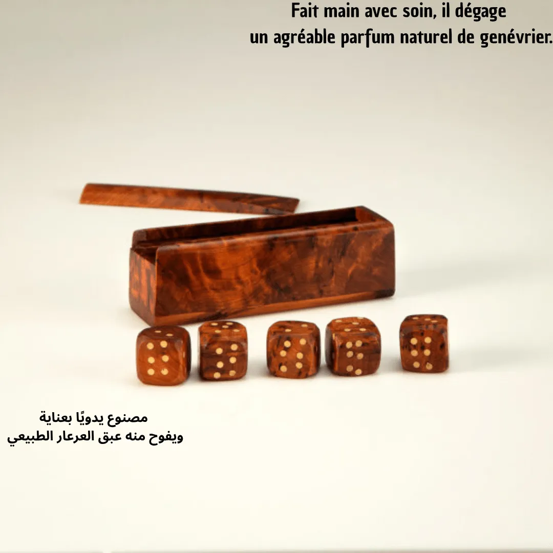 Jeu de dés en bois de thuya, fait main, parfumé au genévrier, pour une expérience authentique.