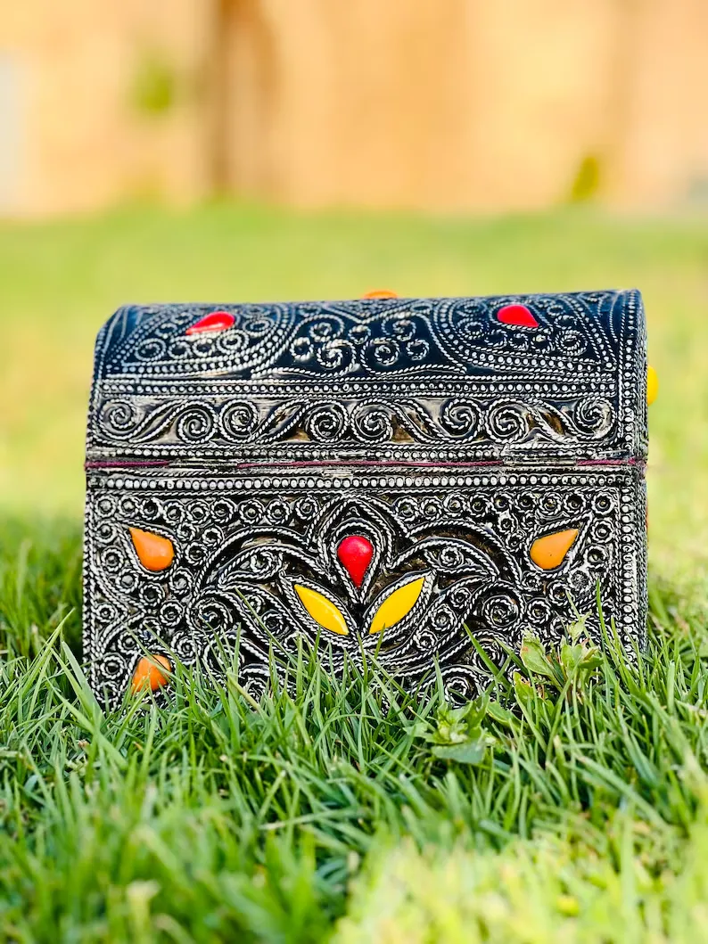 Boîte artisanale unique, une œuvre d'art faite main.