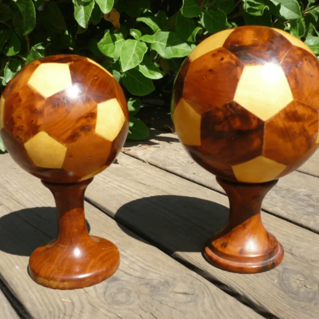 Décoration sportive marocaine – Ballon de foot façonné à la main en bois de thuya et citronnier.