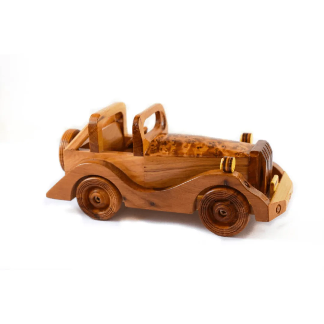 Voiture rétro en bois Thuya, modèle classique et artisanal, élégance intemporelle.