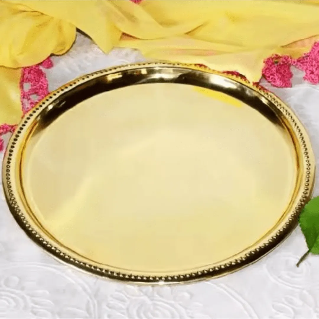 Assiette à thé en métal décoratif, idéale pour les desserts et le thé.