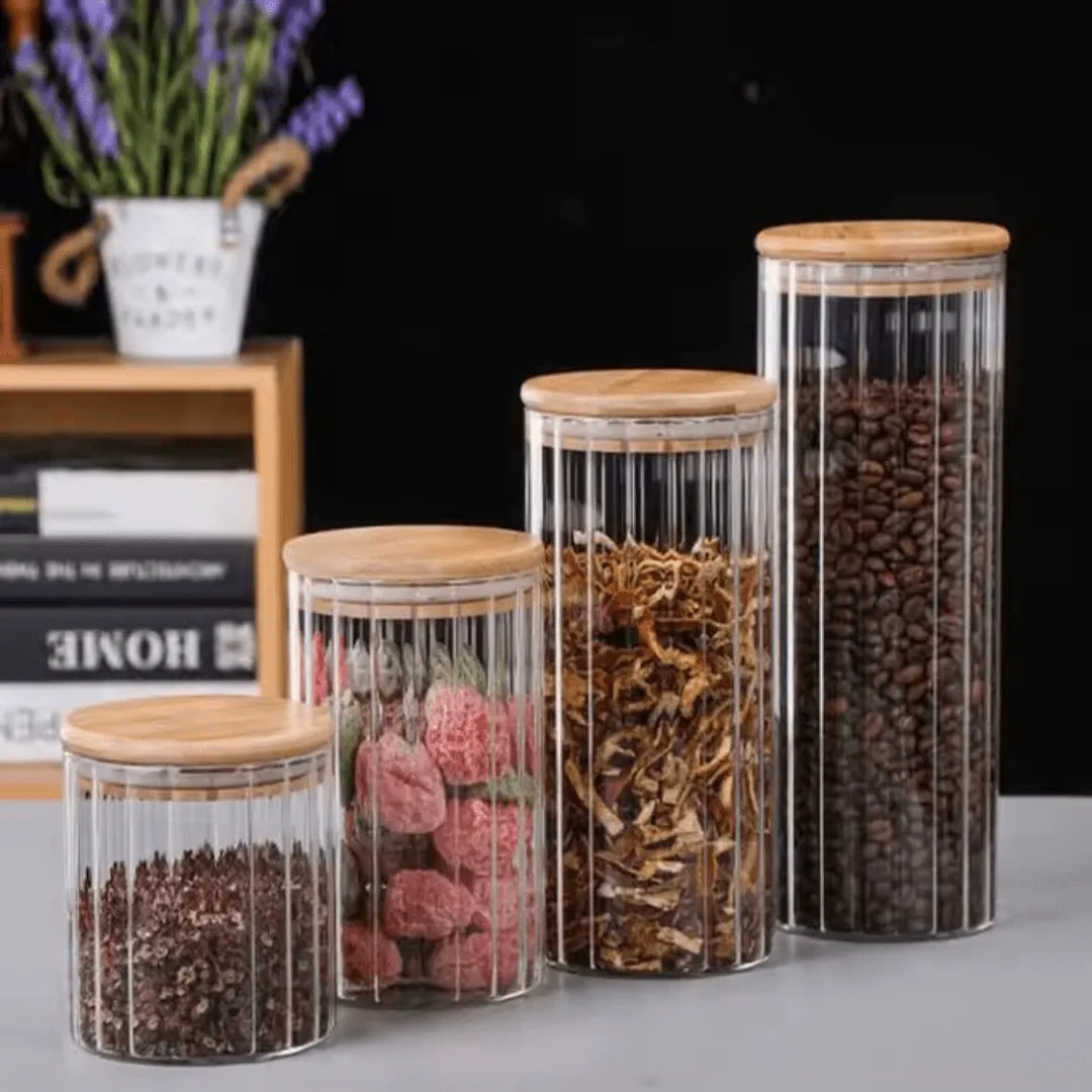 Ensemble de bocaux en verre pour la conservation des épices et aliments secs.