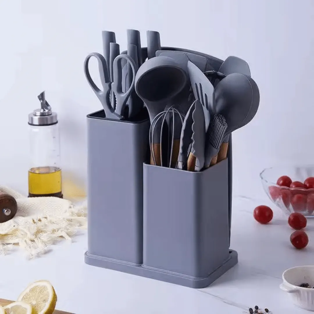 Set de 19 ustensiles de cuisine en silicone avec manche en bois, planche à découper et seau de rangement.