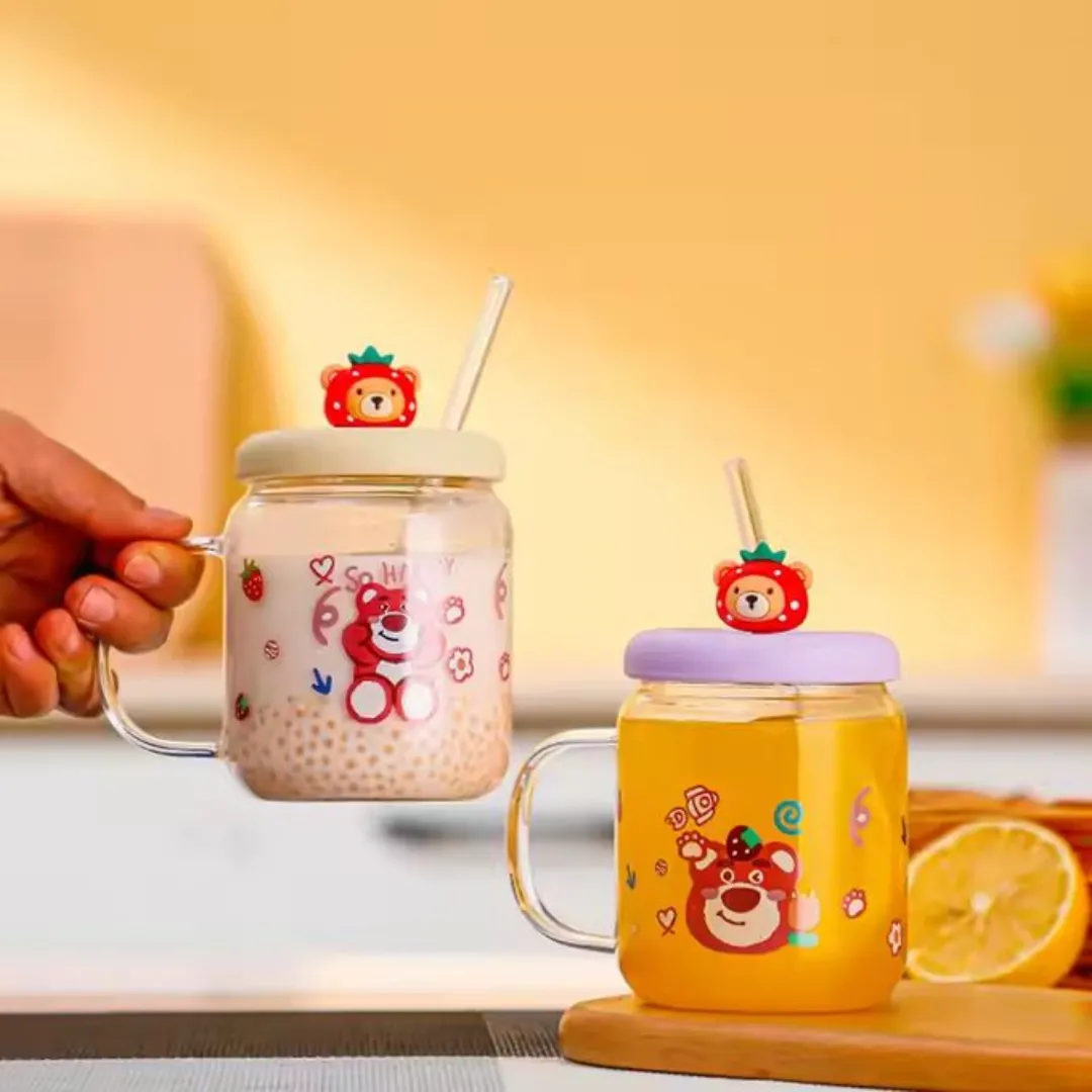 Mignon verre avec couvercle et paille, adapté pour les boissons chaudes et froides.