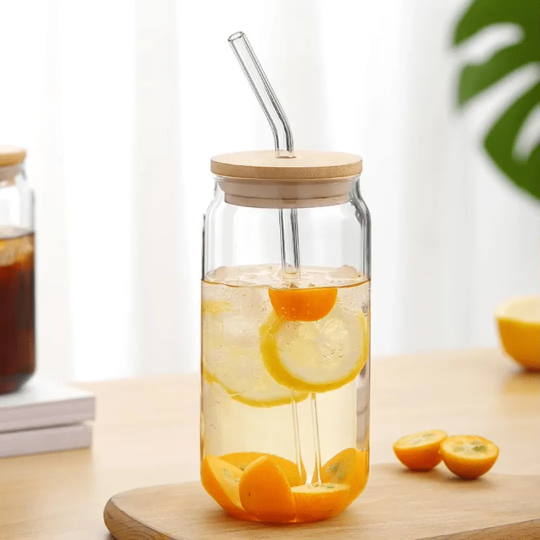 Bouteille d'eau en verre transparent au design inspiré d'une canette de Cola.