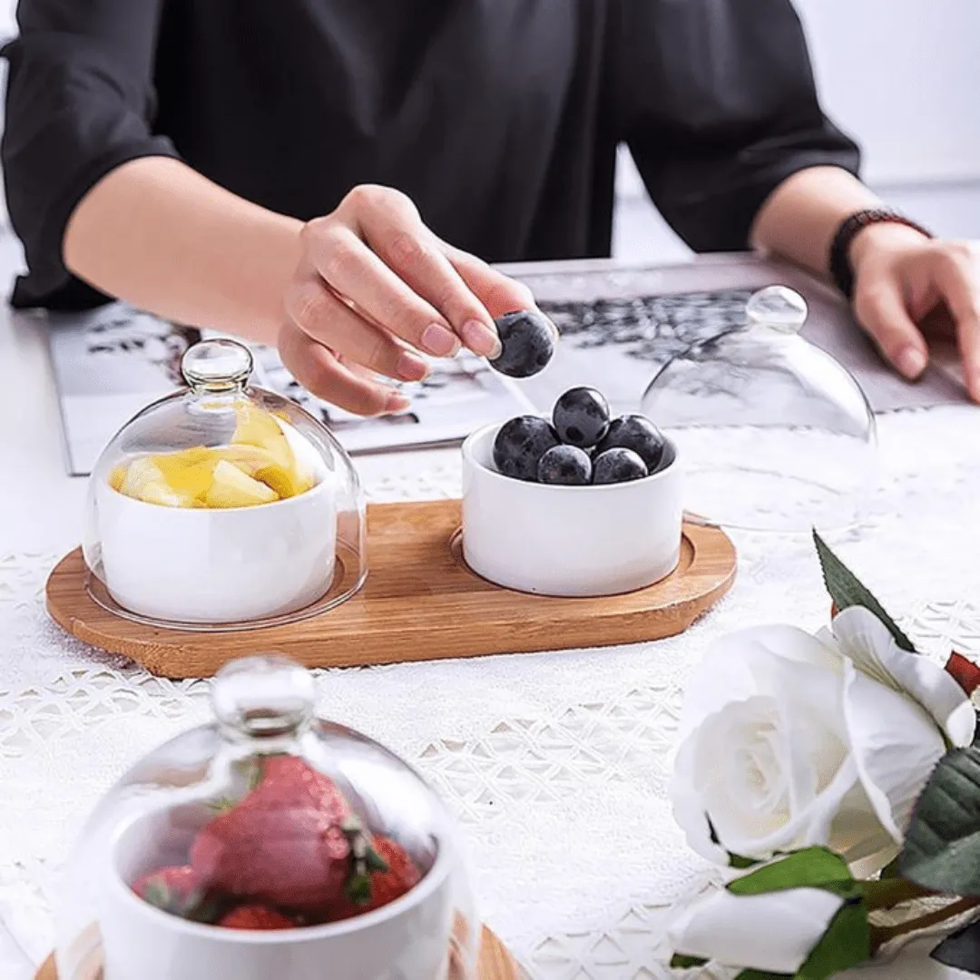 Plateau de service divisé avec couvercle en verre, parfait pour organiser les fruits secs et les en-cas.