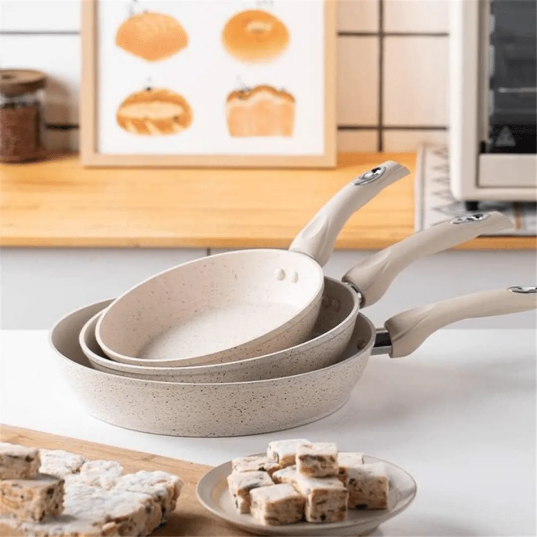 Ensemble de 3 poêles à frire antiadhésives, idéales pour une cuisson facile et un entretien pratique.
