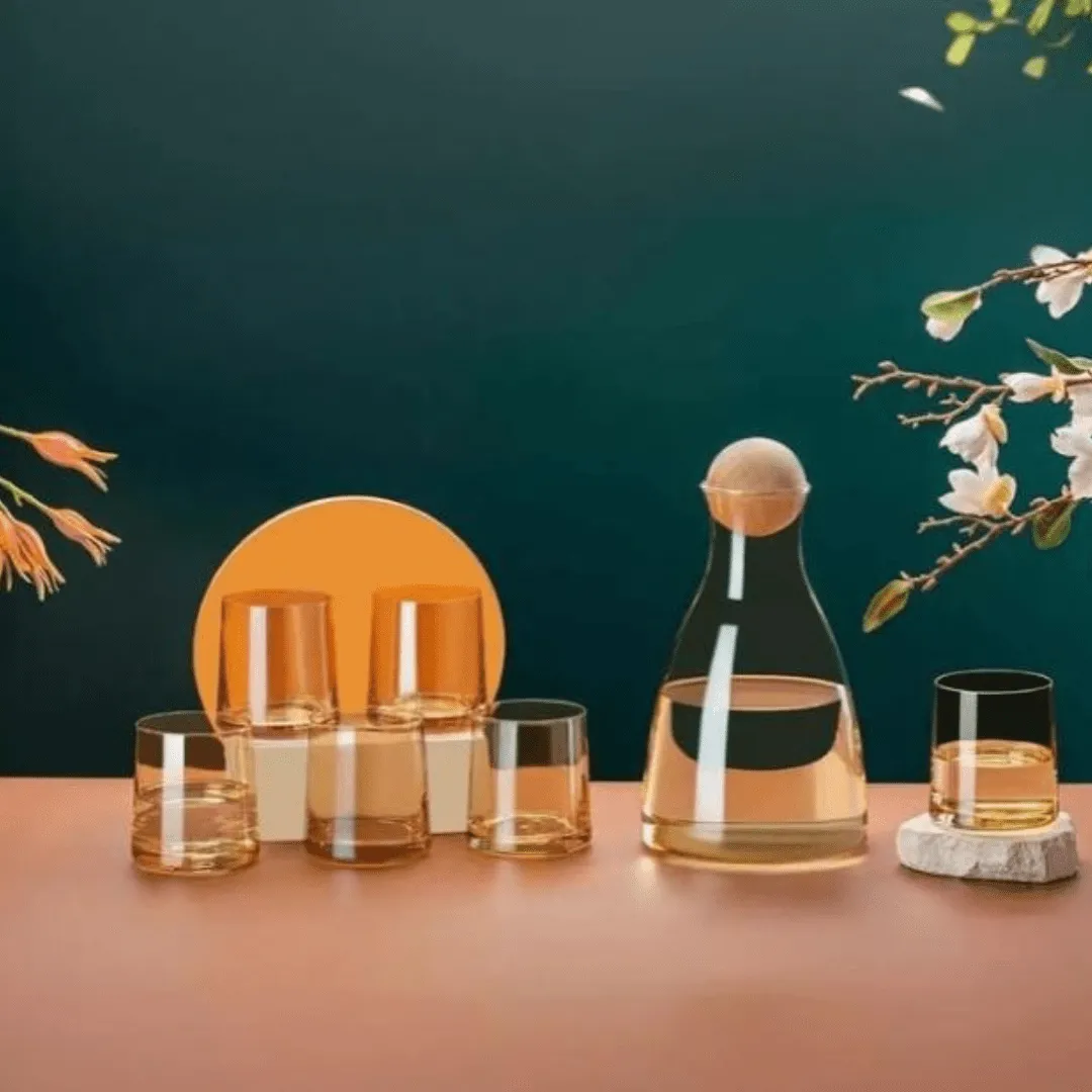 Ensemble pichet en verre haute teneur avec 6 verres, parfait pour servir de l'eau potable avec élégance.