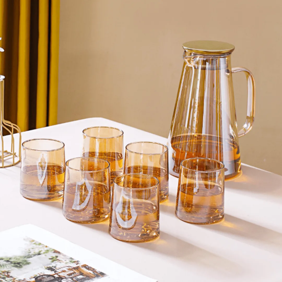 Ensemble carafe et 6 tasses, parfait pour servir des boissons chaudes et froides, au design raffiné.