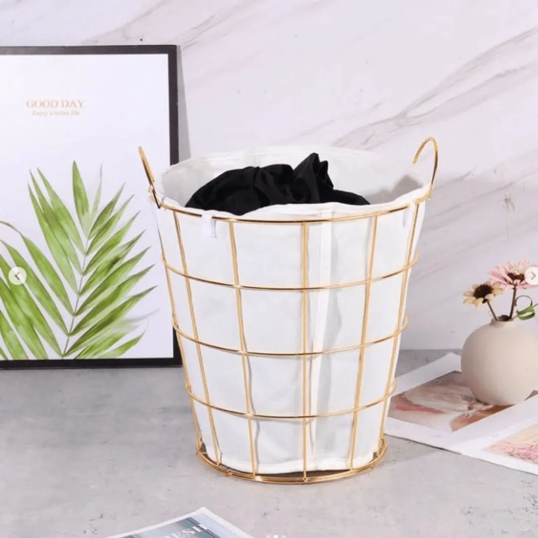 Panier à linge blanc pliable avec cadre métallique, idéal pour le rangement de vêtements.
