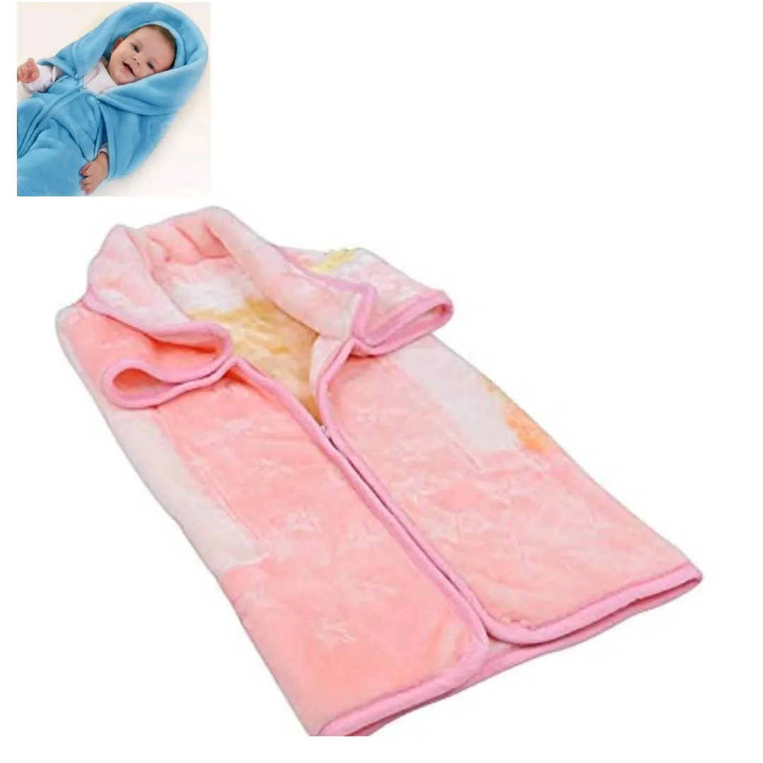 Couverture pour bébé avec bouton-pression et zip, permettant aux bras et aux jambes de bouger librement.