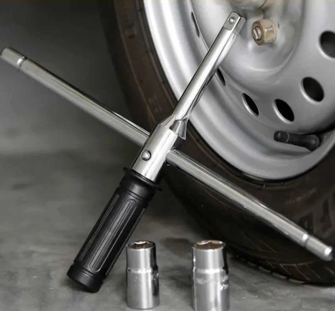 Clé de Roue Voiture Multifonction avec 2 Douilles Incluses