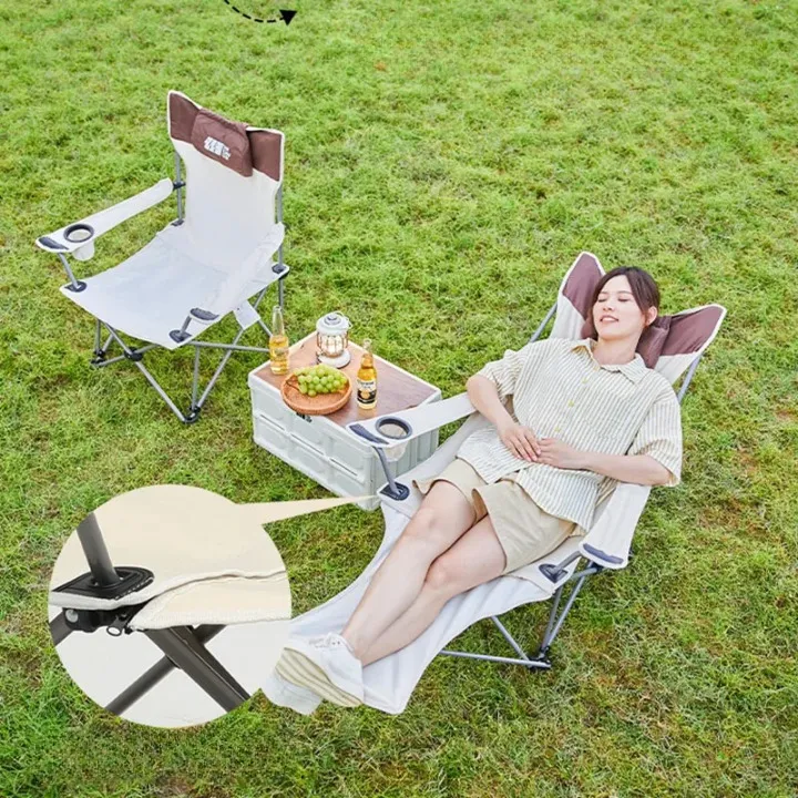 Chaise de camping convertible en lit avec accoudoirs et repose-pieds, idéale pour le plein air