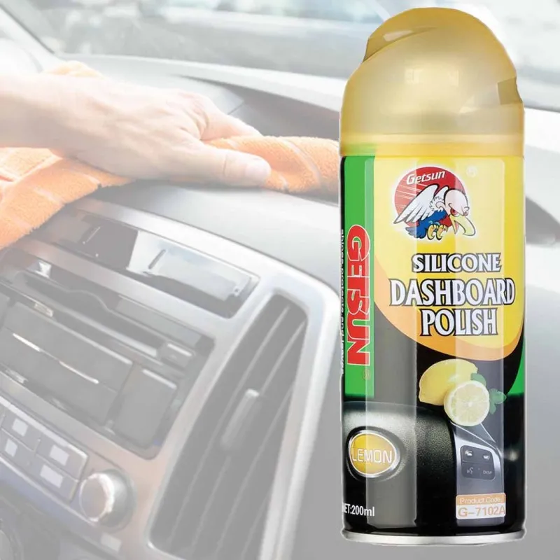Spray nettoyant et désodorisant pour le vernis à l'intérieur de la voiture