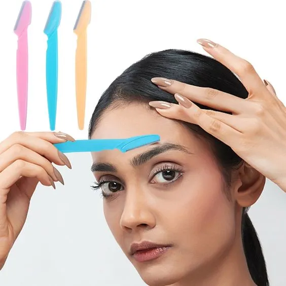 Obtenez une peau lisse et impeccable avec notre Lot de 3 Rasoirs à Sourcils et Visage