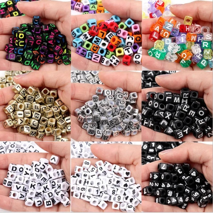 Perles Alphabet Cubiques pour Fabrication de Bijoux et Créations Personnalisées (couleur désigne aléatoire)