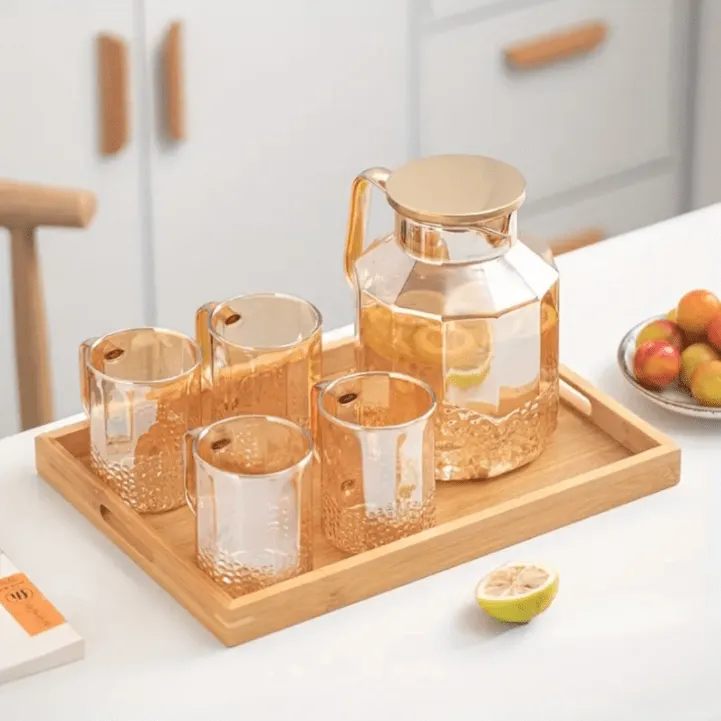 Carafe élégante avec 6 verres – Idéale pour servir jus et boissons fraîches au quotidien.