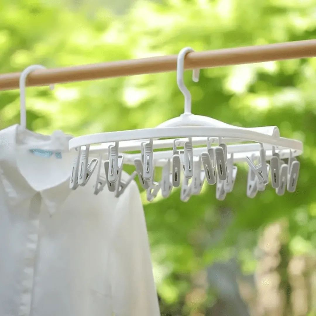 Sèche-linge pliable résistant au vent avec 18 clips pour chaussettes et sous-vêtements.