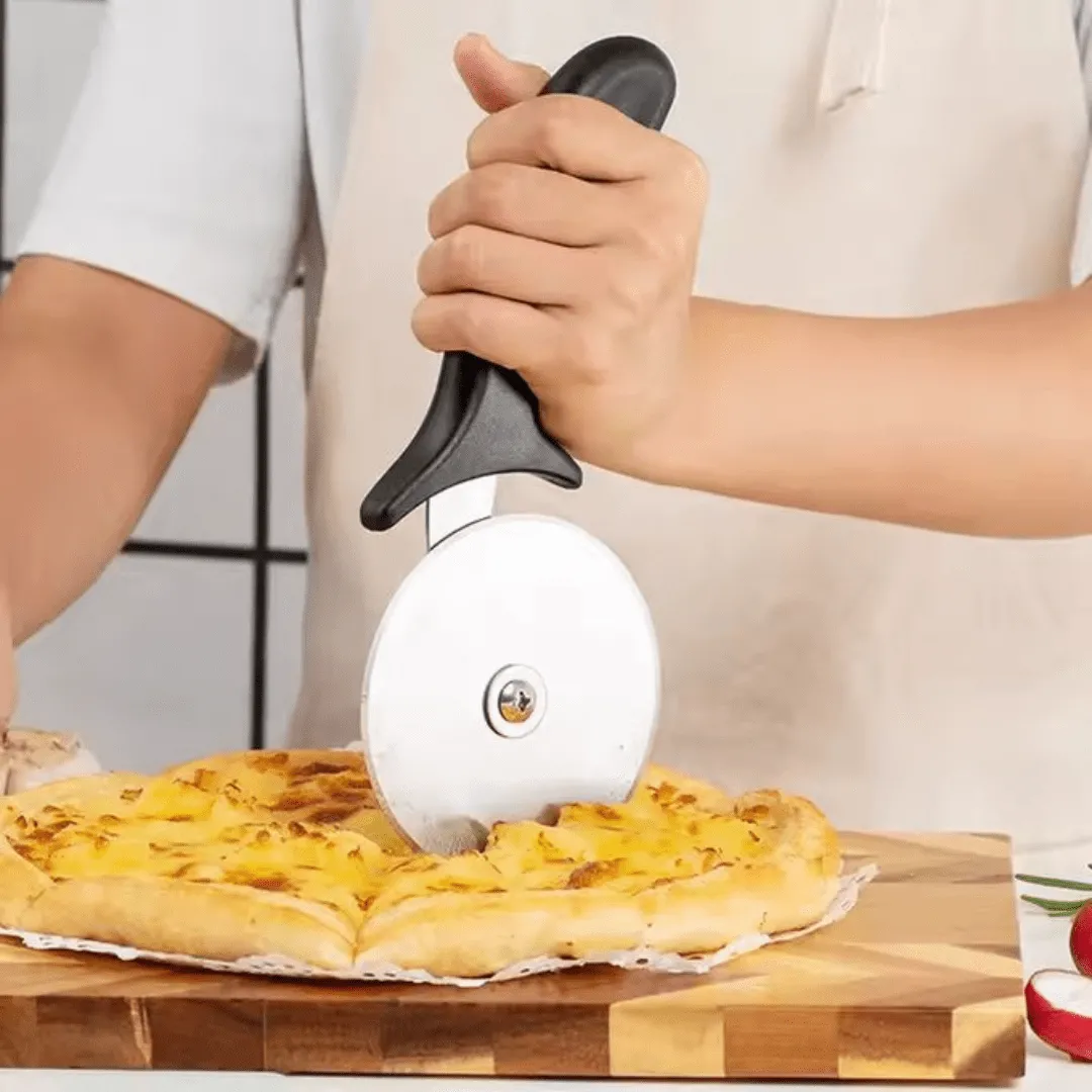 Couteau à pizza en inox pour les amateurs de pizza.