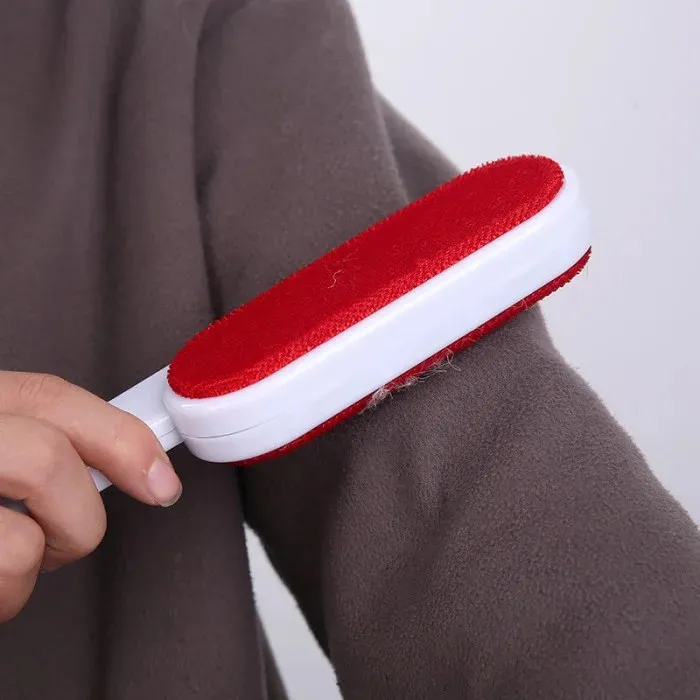 Gardez vos vêtements impeccables Découvrez la puissance anti statique de notre brosse à peluches.