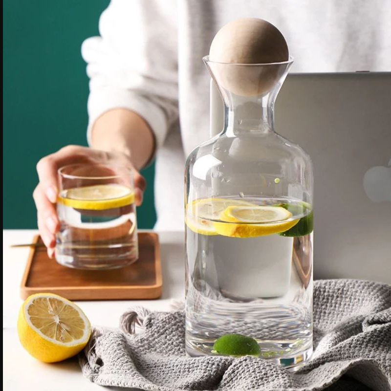 Bouteille en verre avec bouchon en bois, pratique et élégante pour boire au quotidien