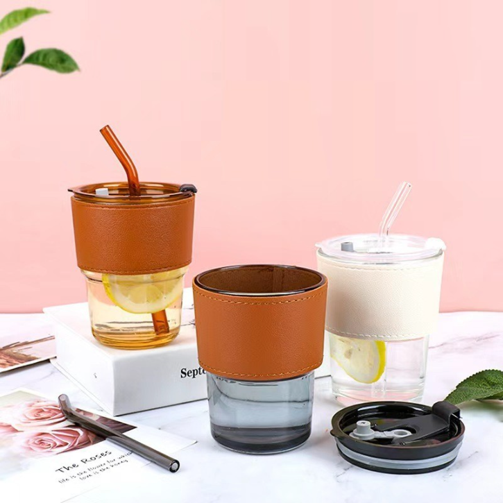 Élégance au quotidien Tasse de paille en verre avec couvercle et étui en cuir (colleur aléatoire)
